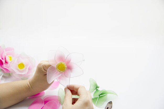 Mujer haciendo hermosa flor de nylon