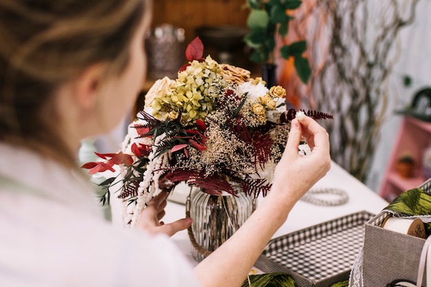 Mujer haciendo un hermoso arreglo floral