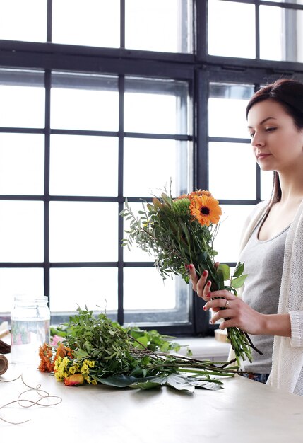 Mujer haciendo un hermoso ramo floral