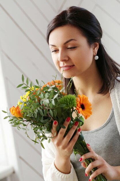 Mujer haciendo un hermoso ramo floral