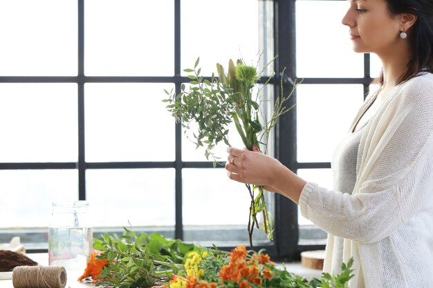 Mujer haciendo un hermoso ramo floral