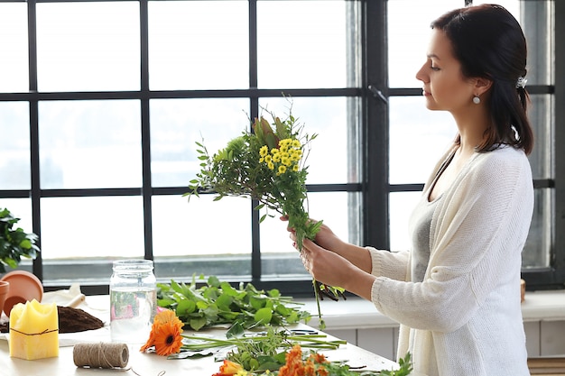 Mujer haciendo un hermoso ramo floral