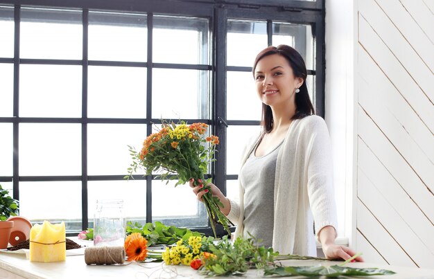 Mujer haciendo un hermoso ramo floral