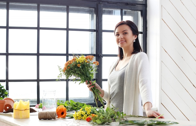 Mujer haciendo un hermoso ramo floral