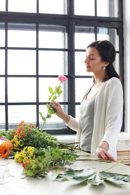 Mujer haciendo un hermoso ramo floral