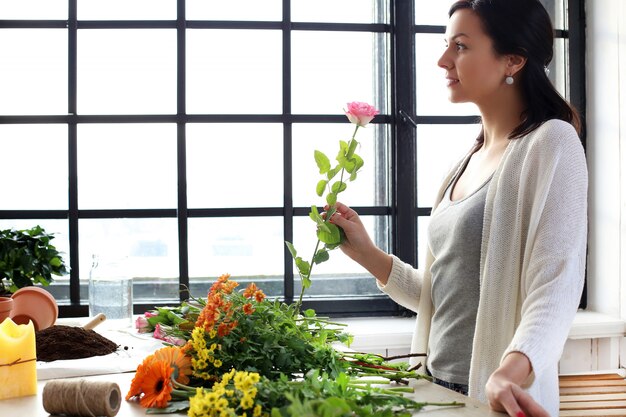 Mujer haciendo un hermoso ramo floral