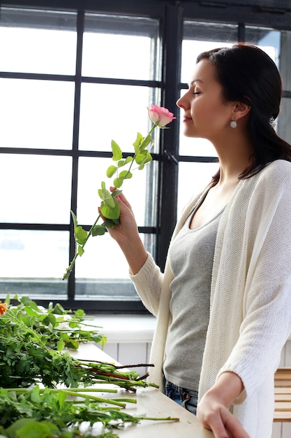 Mujer haciendo un hermoso ramo floral