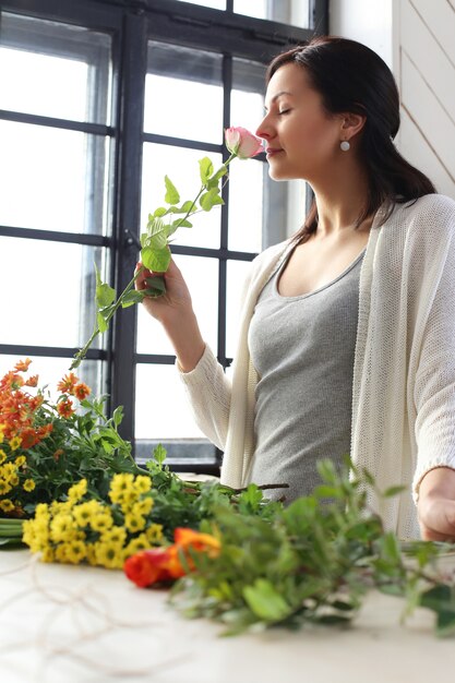 Foto gratuita mujer haciendo un hermoso ramo floral