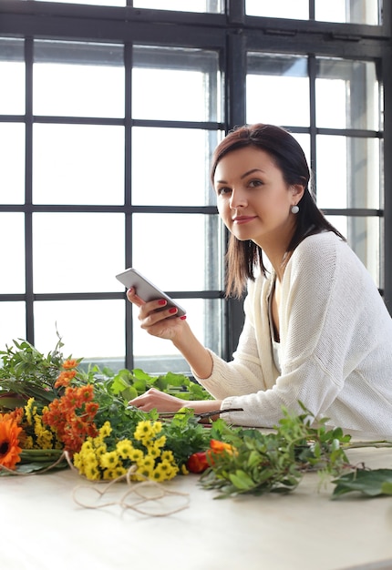 Mujer haciendo un hermoso ramo floral