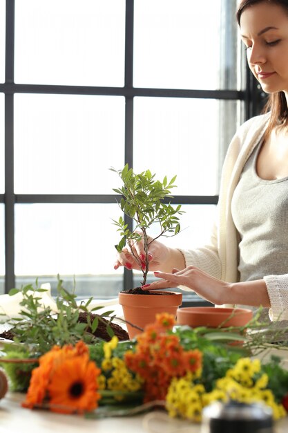 Mujer haciendo un hermoso ramo floral