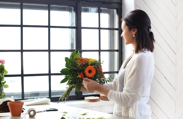 Mujer haciendo un hermoso ramo floral