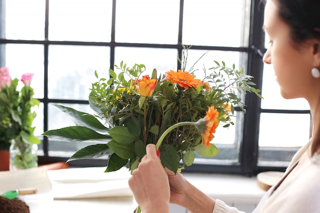 Mujer haciendo un hermoso ramo floral