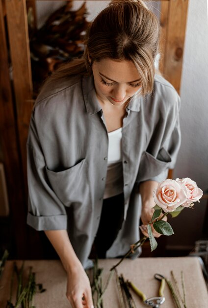 Mujer haciendo un hermoso ramo de flores