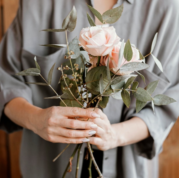 Foto gratuita mujer haciendo un hermoso ramo de flores