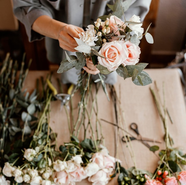 Mujer haciendo un hermoso ramo de flores