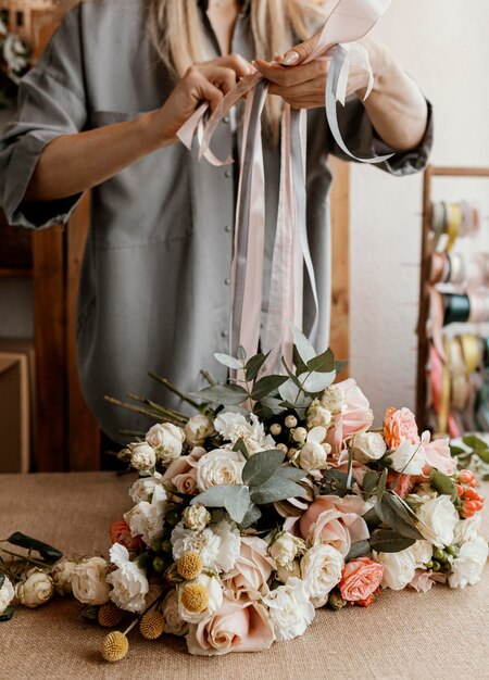 Mujer haciendo un hermoso ramo de flores