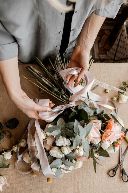 Mujer haciendo un hermoso ramo de flores