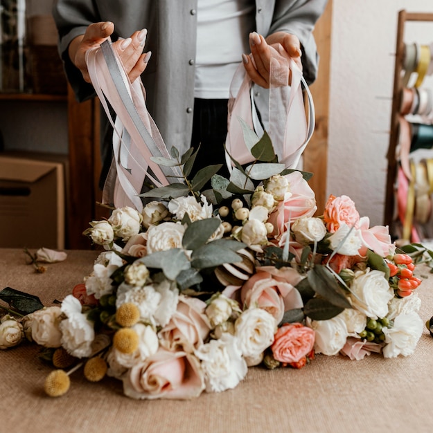 Mujer haciendo un hermoso ramo de flores