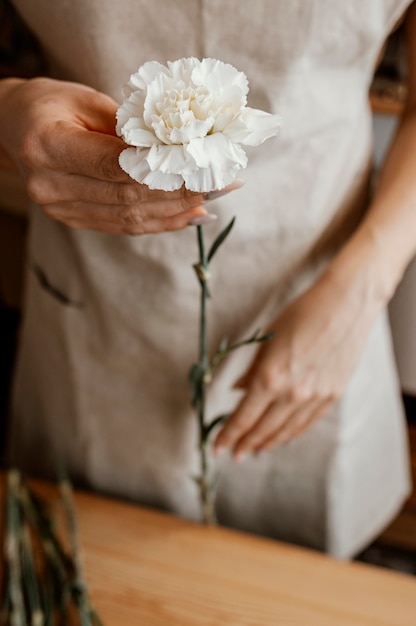 Mujer haciendo un hermoso ramo de flores