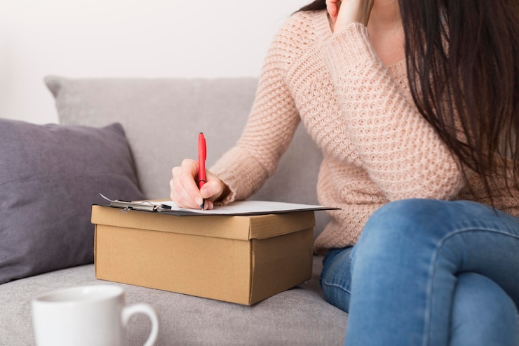 Foto gratuito mujer haciendo una lista de deseos para el cyber monday