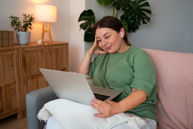 Mujer haciendo una llamada de video en casa en un dispositivo portátil