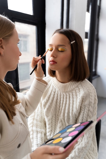 Foto gratuita mujer haciendo maquillaje de ojos de cerca