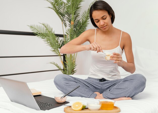 Mujer haciendo una mascarilla natural