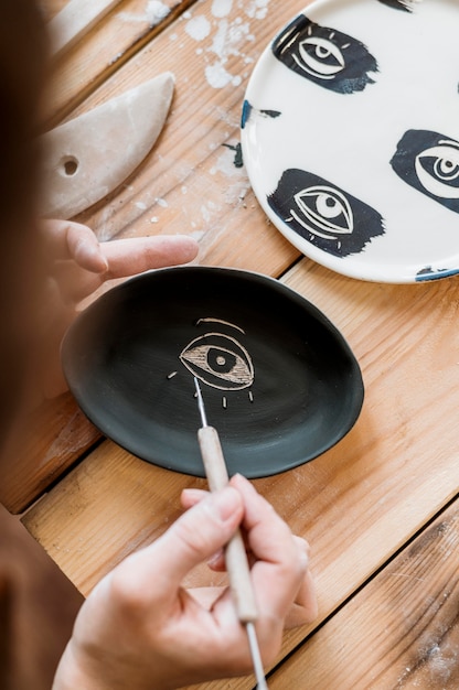 Mujer haciendo una obra maestra de cerámica en su taller