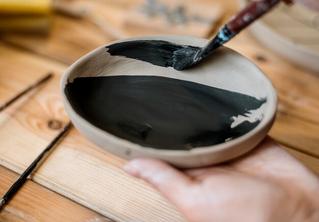 Mujer haciendo una obra maestra de cerámica