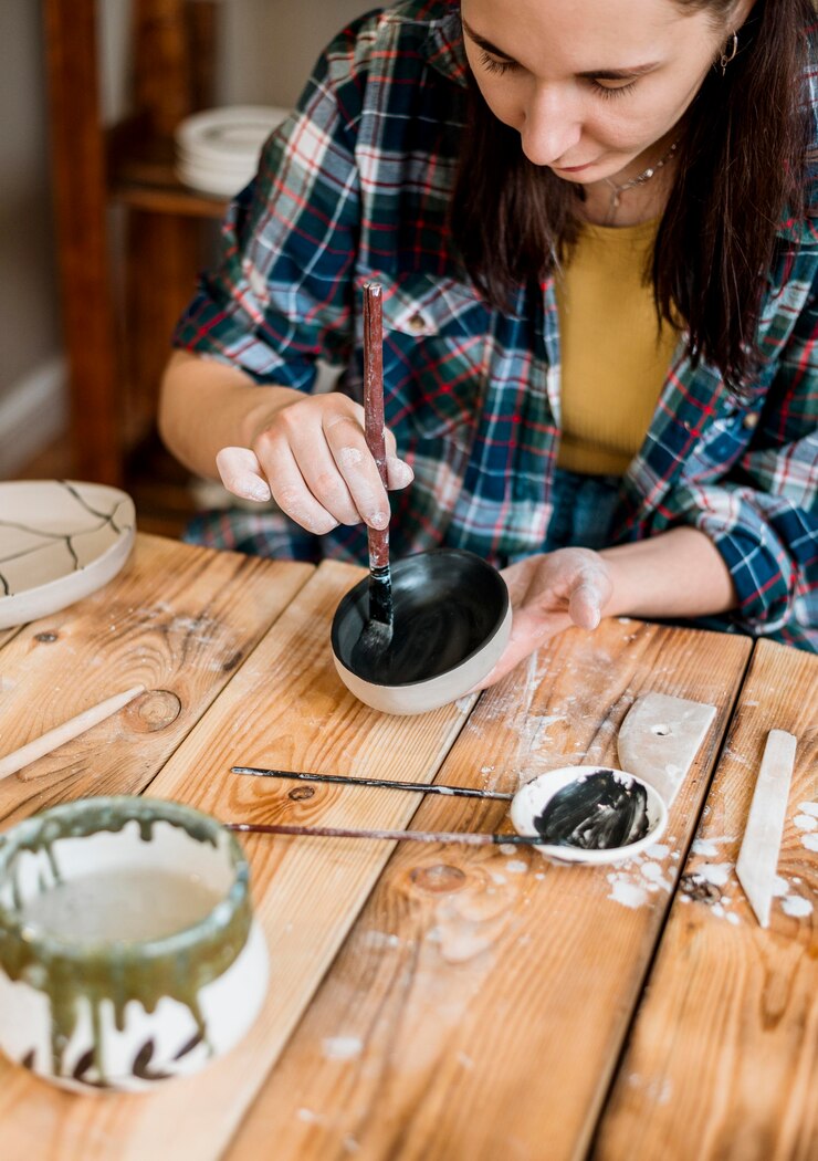 Foto gratuito mujer haciendo una obra maestra de cerámica