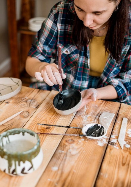 Mujer haciendo una obra maestra de cerámica