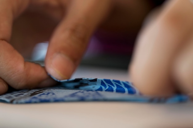 Mujer haciendo origami con papel japonés