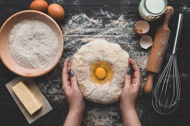 Mujer haciendo pan con ingrediente saludable