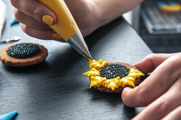 Mujer haciendo pan de jengibre taller de diseño de pan de jengibre de girasol