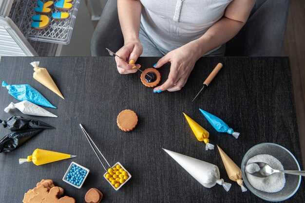 Mujer haciendo pan de jengibre taller de diseño de pan de jengibre de girasol