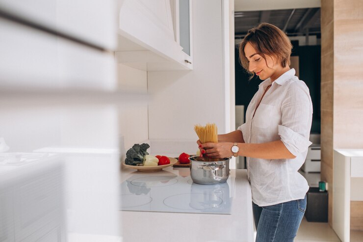 Foto gratuito mujer haciendo pasta para la cena en la cocina
