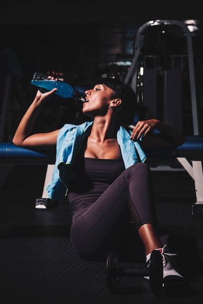 Foto gratuita mujer haciendo una pausa en gimnasio