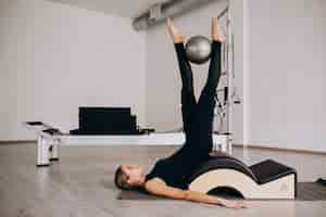 Foto gratuita mujer haciendo pilates con una pelota