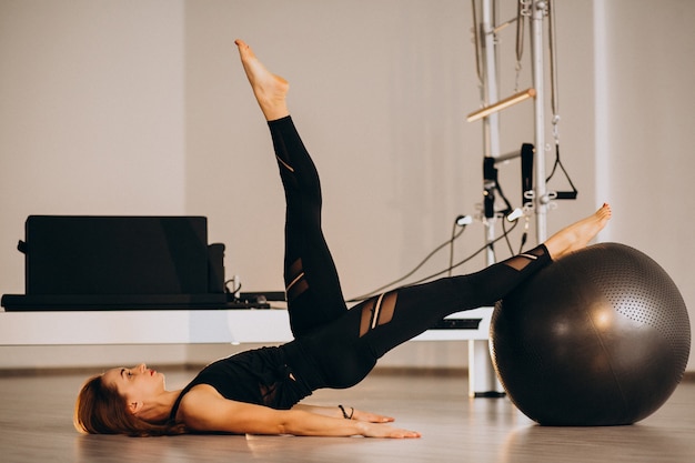 Mujer haciendo pilates con una pelota