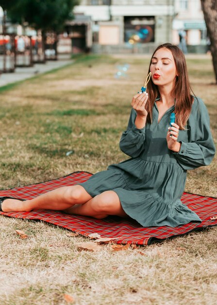 Mujer haciendo pompas de jabón