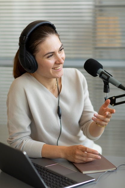 Mujer haciendo preguntas en un podcast