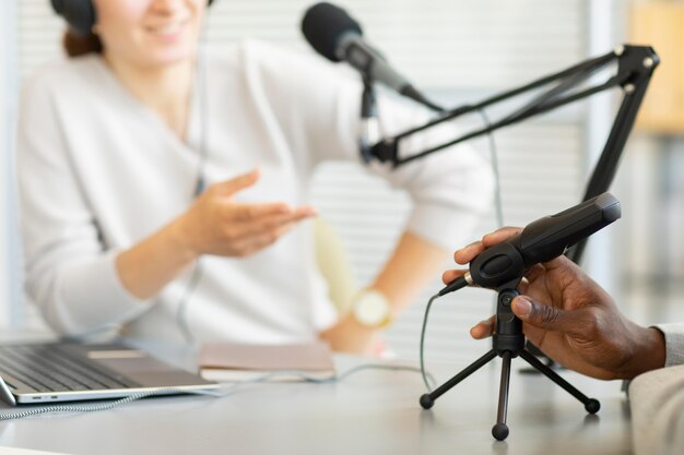 Mujer haciendo preguntas en un podcast