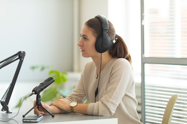 Mujer haciendo preguntas en un podcast