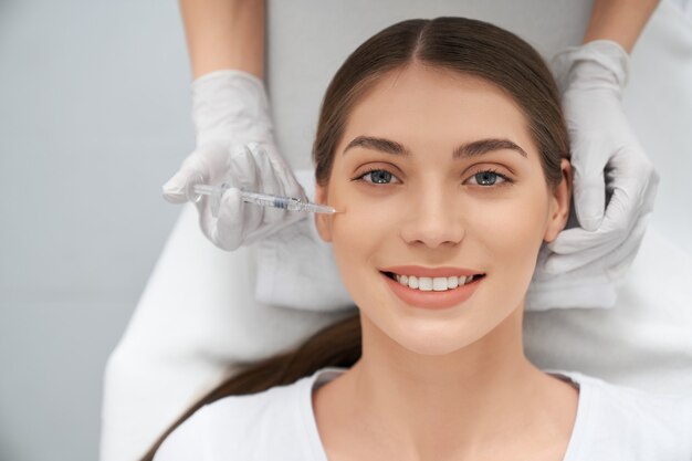 Mujer haciendo procedimiento para mejorar la piel de la cara