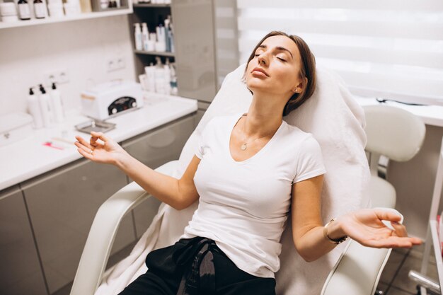 Mujer haciendo procedimientos de belleza en un salón de belleza