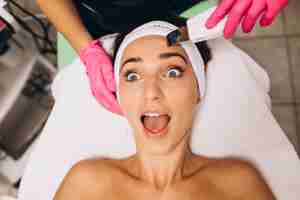 Foto gratuita mujer haciendo procedimientos de belleza en un salón de belleza