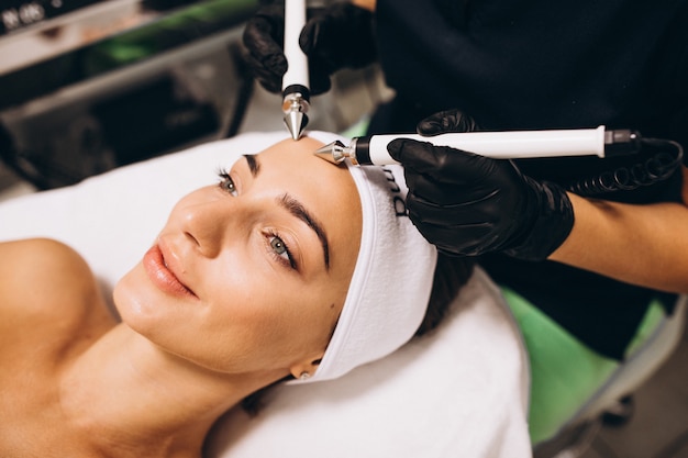 Mujer haciendo procedimientos de belleza en un salón de belleza