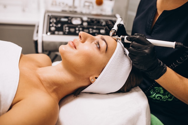 Mujer haciendo procedimientos de belleza en un salón de belleza