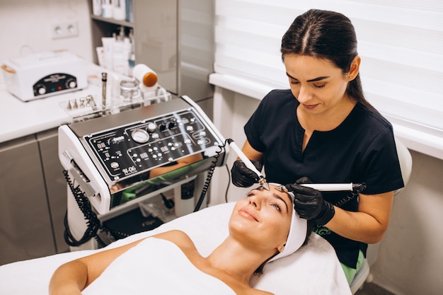 Foto gratuita mujer haciendo procedimientos de belleza en un salón de belleza