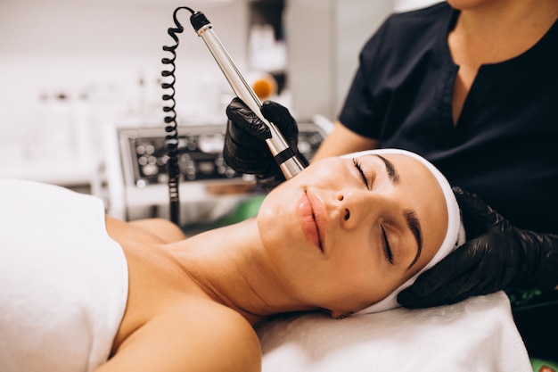 Mujer haciendo procedimientos de belleza en un salón de belleza